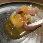 九州 熱中屋 - 醤油だれに浮かんだ卵黄身は溶いてたたきにかけて