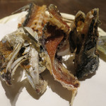 九州 熱中屋 - 頭、かま、中骨は高温で揚げて骨煎餅に