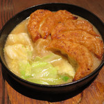 九州 熱中屋 - 豚骨スープが注がれて水餃子鍋風に