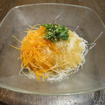 九州 熱中屋 - つまは、酸味が効いた醤油ドレッシングをかけてサラダに