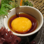 九州 熱中屋 - 醤油だれに浮かんだ卵黄身は溶いてたたきにかけて