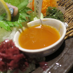 九州 熱中屋 - 醤油だれに浮かんだ卵黄身は溶いてたたきにかけて