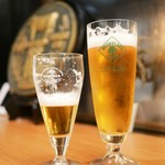 BURGERS CAFE GRILL FUKUYOSHI - ハッピーアワーはハートランドが108円。(←左側は飲みかけ)
右がダブルサイズで216円。泡だくです。