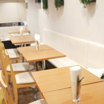 BURGERS CAFE GRILL FUKUYOSHI - 2階席はテーブル席とカウンター席。
布のクッションが置いてあるけど燻されていると思います