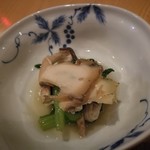 肴・飯・酒　重庵 - 本日のお通し　鮑と茸とゆき菜のおひたし