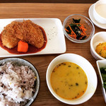 カフェレストラン　オールマスターズ - Aランチ
            白身魚フライハーブトマトソース
            ¥750
