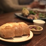 bistro アナログ舎 - お通し むぎ粉製ぱん所のバゲット。