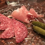 bistro アナログ舎 - プロシュート（イタリアの生ハム）とミラノサラミ 600円。