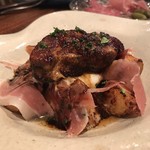 bistro アナログ舎 - 男爵、フォアグラ、生ハム、トロっと玉子のバルセロナのバルで人気の一品 880円 × 2。