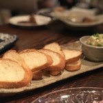 bistro アナログ舎 - 自家製スモークサーモンとアボガドの特製タルタル 780。