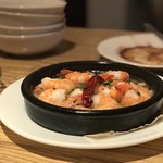 bistro アナログ舎 - 海老と蓮根のアヒージョ 650円。