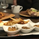 KATSUO  - エイヒレ 490円、焼き味噌 3種盛り 690円。