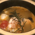 小鍋 ジューヌの特製ブイヤベース 1,480円。