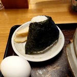 うどん 太三郎 - 塩むすびと、サービスのゆで卵