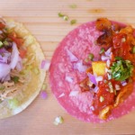 TACO FANATICO - 名物アルパストールポーク（右）とワカモレチキン