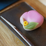 和三盆 恵菓 - 黑文字（くろもじ）の餜子牙簽（くわしやうじ）と"寒椿（かんつばき）"