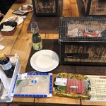 八食センター - 最初に別のお店で買った、生イカと本マグロ大トロ。
      イカは柔らかく甘みもあり、美味しいイカ刺でした。イカそうめんみたいじゃなく、イカうどんって言う方があうかなw
