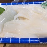 八食センター - この生イカ、長く切られて、イカそうめんみたいじゃなく、イカうどんって言う方があうかなwそれくらい太く切られています。柔らかく甘みがあり、美味しいイカ刺です。