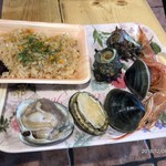八食センター - 先ず届いた、うに御飯と貝類に海老。