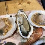 八食センター - 後から届いた、牡蠣にホタテ。牡蠣は焼くと、ちょっと小さくなりますが、柔らかくて風味も味も良い。ホタテは貝柱に厚みがあり、柔らかくて美味しいホタテでした。