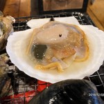 八食センター - 貝柱に厚みがあり、柔らかく甘みもあり、美味しいホタテでした。醤油とかの味付けは不要だと思います。