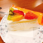 Clark Shiegel - フルーツと根釧台地酪農家のショートケーキ（486円）