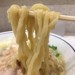 らーめん鱗 - 細めの平打ちちぢれ麺