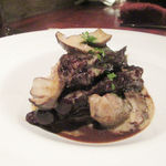 ラ シャッス - 北海島の子熊骨付きバラ肉の赤ワイン煮込み