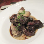 ラ シャッス - 北海島の子熊骨付きバラ肉の赤ワイン煮込み