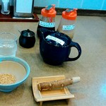 新潟かつ一 - グループごとに、ゴマ、ドレッシング、ソース、辛子と色々持ってきてくれます