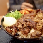 カルビ丼とスン豆腐専門店 韓丼 - キムチカルビ丼