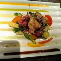 飛騨牛グリルばくろ - 旬の鰤のカルパッチョのガーデンサラダ