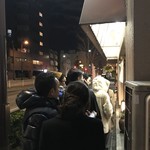 とん太 - 歩道側に移動。ここから入店まで30分かかります。