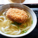 手打ちうどん 清水屋 - コロッケうどん（かけ+コロッケ）