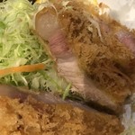 とん太 - 特ロース断面アップ 脂身の入り方が凄いですね。