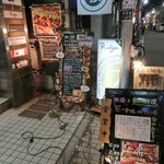 ハダカキッチン - 飲食店の多いビルなので、にぎやかです