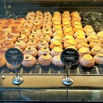 ODETTE PARIS - カラフルなアイシングのお花が可愛いプチシュー（その2）