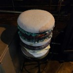 No.18ダイニングバー - ハンバーガーのオブジェが目印