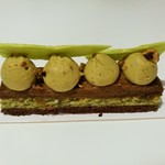 Karamel Paris - ピスタチオのナッティな風味が濃厚なクリームに、むっちりフランのような層やダックワーズ、プラリネが重なるゴージャスな味