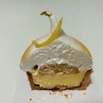 Karamel Paris - 淡くとろけるメレンゲに、酸味の強いレモンシロップを染み込ませたマドレーヌ、タルトの中はたっぷりのレモンクリームやコク深いキャラメルとナッツ入り