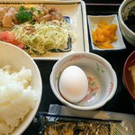 渡来屋 - 日替り定食。この日は鶏ネギ塩焼き