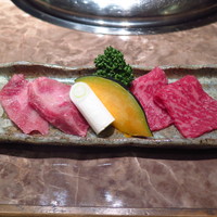 響亭 - お肉の盛り合わせ（ブランド牛カルビとロースの盛り合わせ ４枚）のアップ