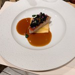 ロオジエ - ソースが♡形　金目鯛のロティ«イカ／トランペット茸／シトロンコンフィ»のコンディマン　アンディーブのフォンダン　ほうれん草と紫蘇のクーリィ　ソース”ヴァンジョンヌ”