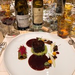 ロオジエ - 蝦夷鹿とジュニエーブルのココット焼き　ブレゼしたエポールのカネロニ　コリアンダー香るキャロットムースリーヌ　甘酸っぱい赤ビーツ　栗のチャツネ　シロトンコンフィ　ソースポワブラード