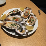 新橋 いっぱし - 牡蠣２種類：北海道昆布森と長崎小長井 レモン塩とポン酢で２種類いただきました。クリーミーで美味しい！