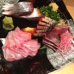 新橋 いっぱし - お造り：〆鯖・鰹・甘鯛昆布〆 甘鯛が新鮮です。鰹は生姜で、しめ鯖もいい〆ぐあいです。お造りたっぷり。