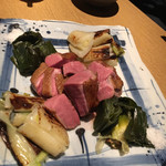 新橋 いっぱし - 鴨ネギ：低温調理した合鴨と下仁田葱の炭火焼き 低温調理してあるので鴨の火入れがいいんです。 下仁田ネギとよく合います。