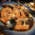 新橋 いっぱし - ナメタガレイの煮つけ 一切れが大きい！生姜がいいアクセント。卵も美味しいに身も味がよくしみています。 薄味がいいですね。