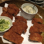 新橋 いっぱし - 京紅地鶏のチキンカツ・自家製和風タルタルソース・塩すだち 衣がサクサクで美味しい鶏。和風タルタルはつまみにもなります。 鶏ともよく合います。