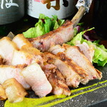 臥薪 - 骨付きロースみやじ豚チョップの炭火焼き。